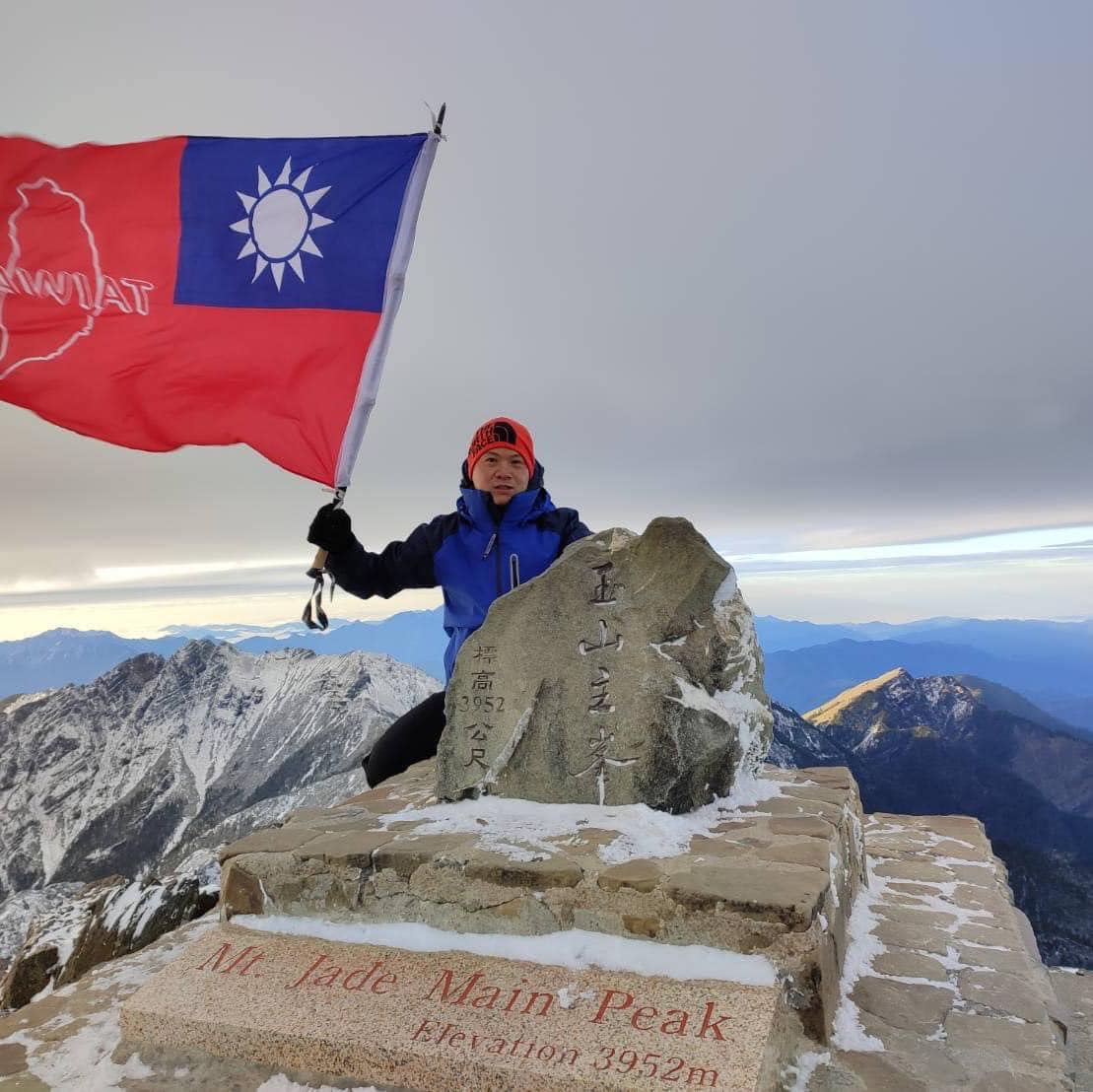 玉山主峰-國旗飄揚