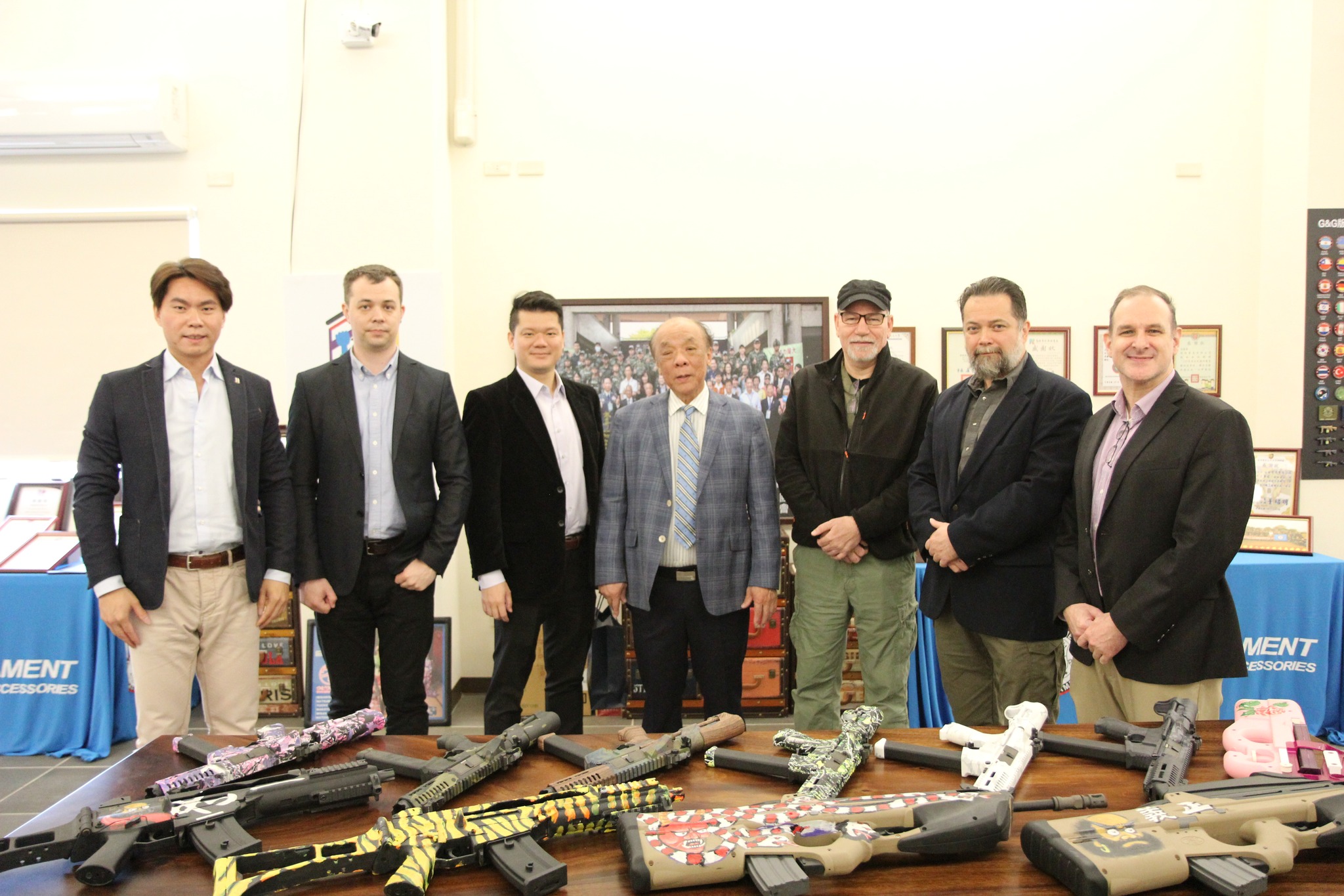 榮獲國際警察首長協會（IACP）「菁英領袖獎」的執法人員,體驗射擊電子靶並暢談全民國防議題