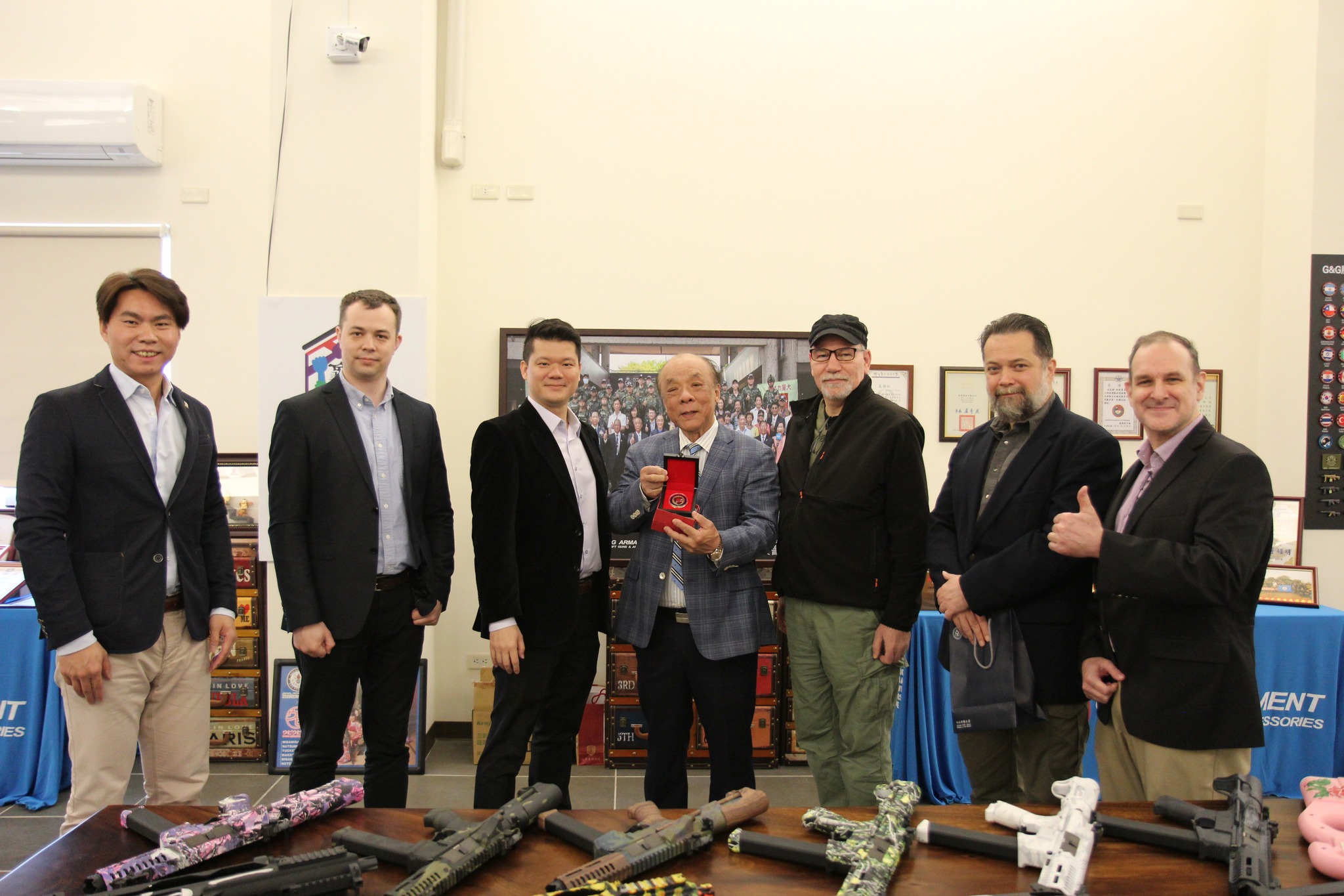 榮獲國際警察首長協會（IACP）「菁英領袖獎」的執法人員,體驗射擊電子靶並暢談全民國防議題